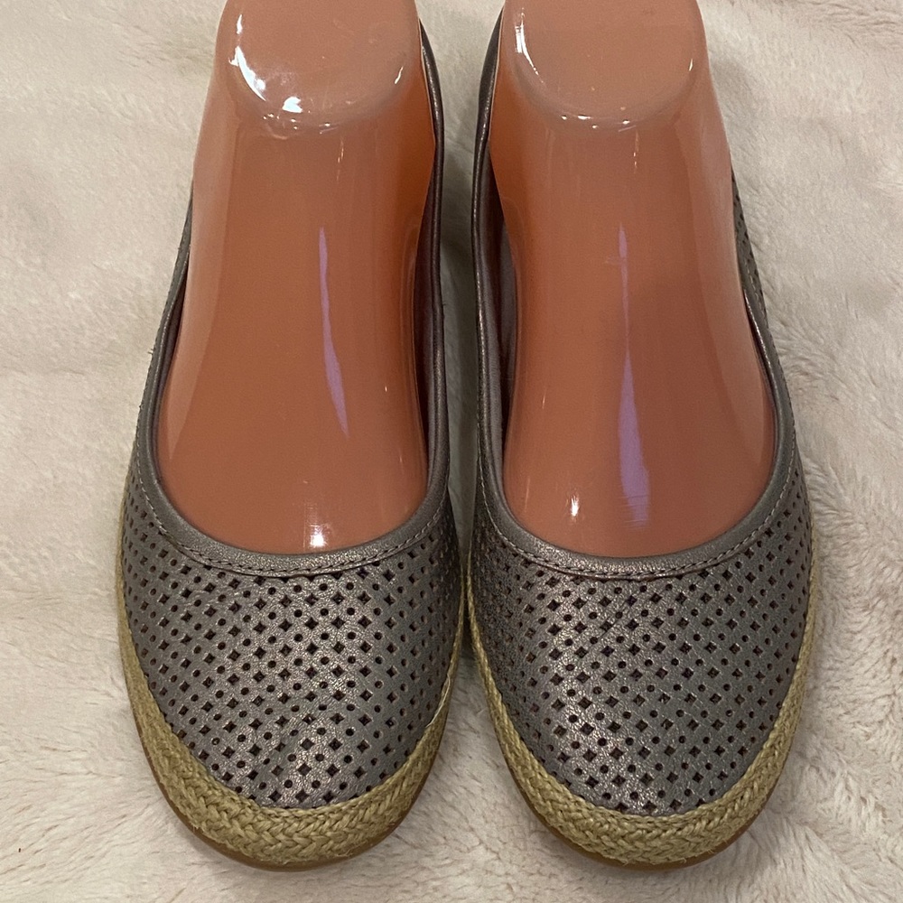 Clarks Danelly Adira Perforated Espadrille SlipOn Ballet Flats Silver Sz 7.5 VGC - Picture 3 of 11